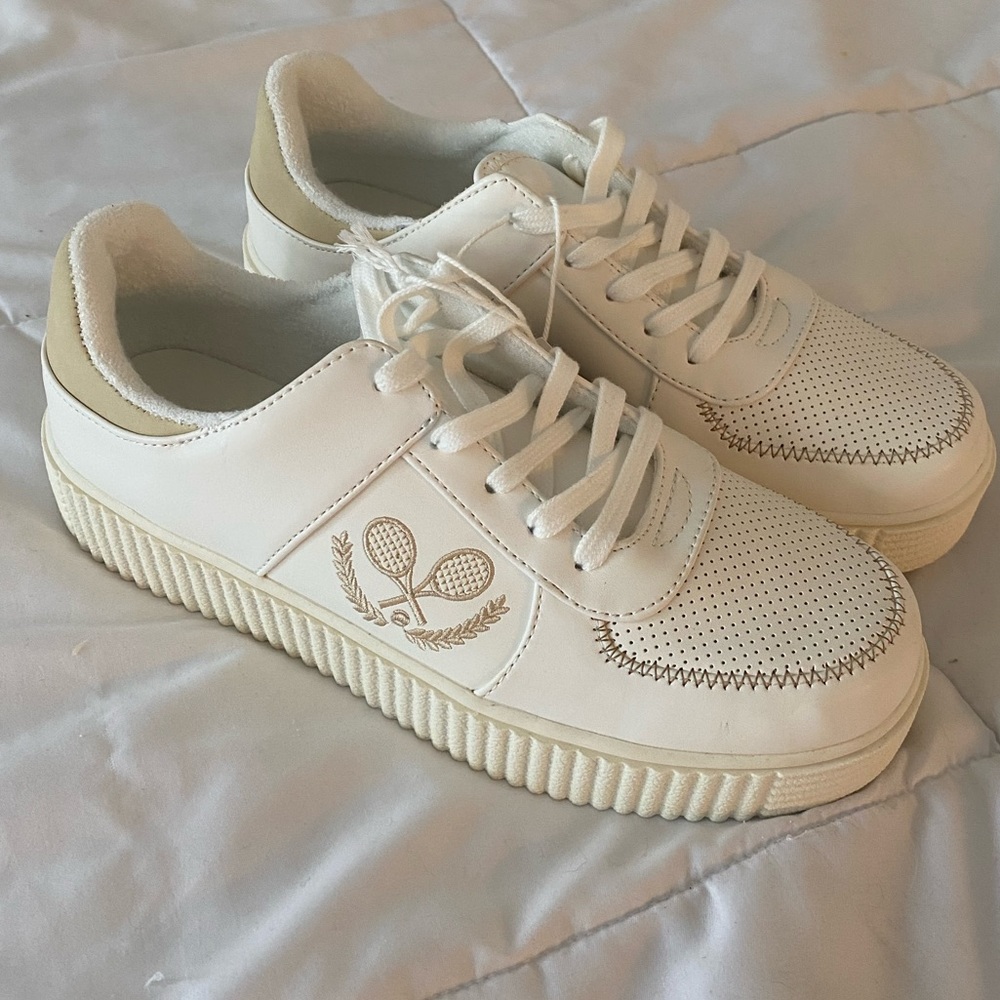 America Eagle White Sneakers - NWT size 8